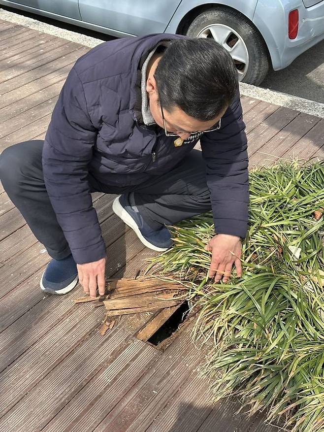 [울산=뉴시스] 구미현 기자 = 울산 중구의회 문희성 의원은 31일 중구청장을 상대로 한 서면질문을 통해 나무데크의 문제점과 개선방안을 요구했다. 2025.03.31. (사진=울산시 중구의회 제공) photo@newsis.com *재판매 및 DB 금지