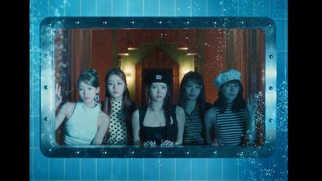 [서울=뉴시스] 르세라핌 '컴 오버' 뮤직비디오. (사진 = 쏘스뮤직 제공) 2025.03.31. photo@newsis.com *재판매 및 DB 금지