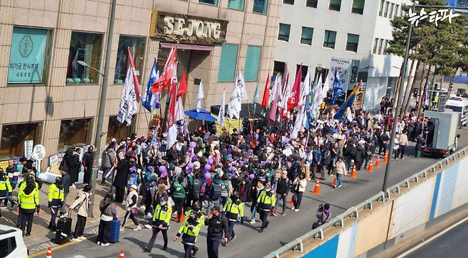 윤석열 탄핵 촉구 집회에 참여한 시민들이 세종호텔 앞에 모여 연대 집회를 하는 모습.&nbsp; &nbsp;사진 출처 : 세종호텔지부 페이스북