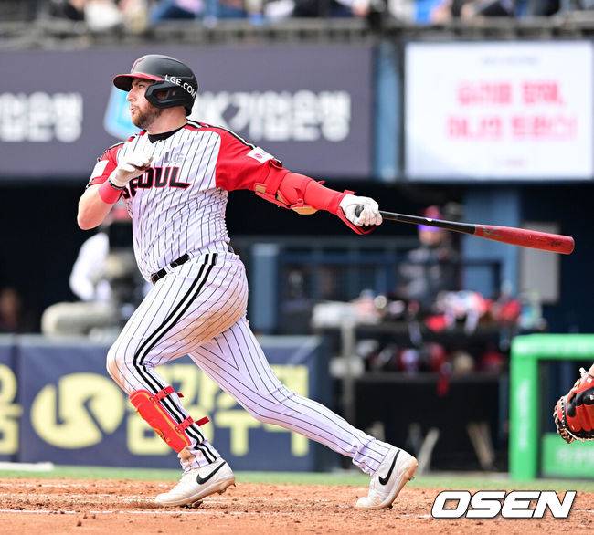 [OSEN=잠실, 지형준 기자] 23일 오후 서울 잠실야구장에서 2025 신한 SOL Bank KBO리그 LG 트윈스와 롯데 자이언츠의 경기가 열렸다.이날 LG는 손주영, 롯데는 박세웅을 선발로 내세웠다.5회말 2사에서 LG 오스틴이 좌월 솔로포를 날리고 있다. 2025.03.23 / jpnews@osen.co.kr