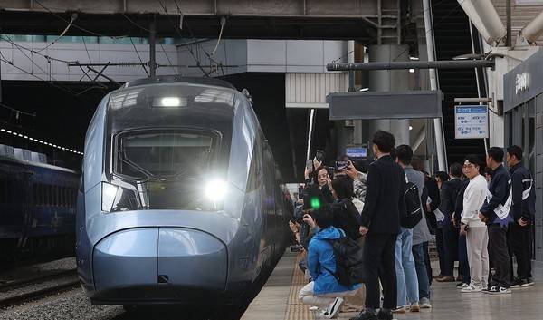 ▲이춘석 더불어민주당 전북 출신 의원(익산갑)이 출근시간대에 서대전을 경유하지 않고 서울로 향하는 전라선 KTX 열차를 추가 편성하게 됐다고 31일 밝혔다. ⓒ연합뉴스