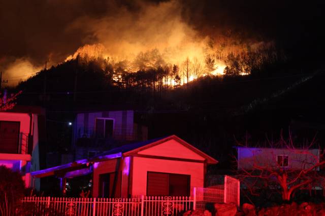 ▲27일 오후 경남 산청군 시천면 야산에서 야간 산불이 확산하고 있다. ⓒ연합뉴스