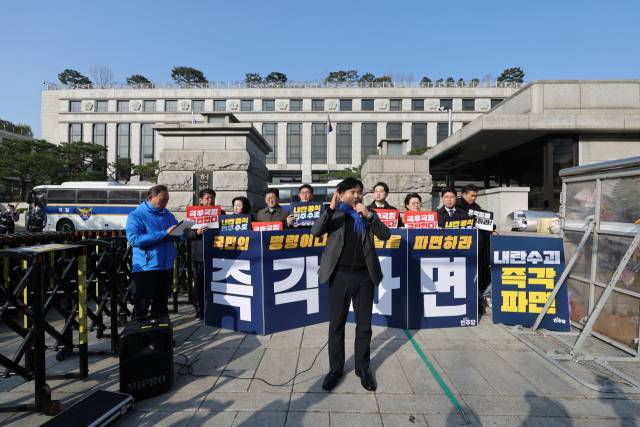 ▲윤석열 대통령에 대한 탄핵 심판 선고를 앞둔 31일 서울 종로구 헌법재판소 앞에서 더불어민주당 이병진 의원이 탄핵 촉구 발언을 하고 있다. ⓒ연합뉴스