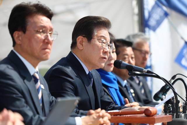 ▲더불어민주당 이재명 대표가 31일 서울 종로구 광화문 앞 더불어민주당 천막당사에서 열린 최고위원회의에서 발언하고 있다. ⓒ연합뉴스