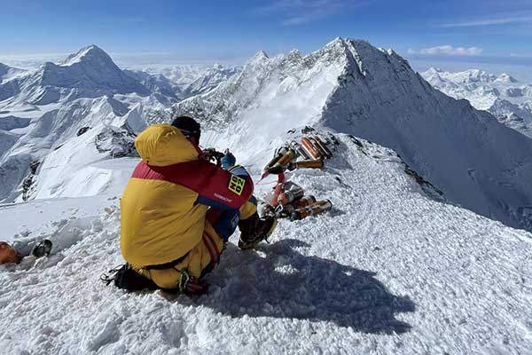 헝가리의 수하즈다 스질라드가 무산소로 에베레스트 정상 등반을 시도하다가 발코니 (8,400m) 지점에서 휴식을 취하는 게 그의 마지막 모습이 되고 말았다. 사진 벤 페러.