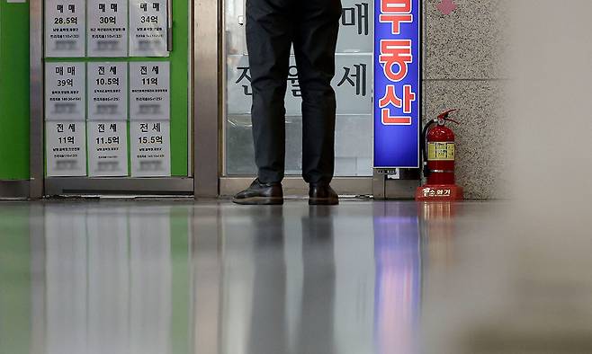 지난 24일 서울 송파구 한 공인중개사사무소 앞에서 시민이 부동산 시세를 살펴보고 있다. 뉴시스