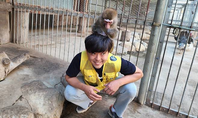 남우성씨가 쌍둥이 농물농장에서 사육하는 원숭이와 함께 사진을 찍고 있다. 남우성씨 제공