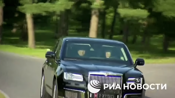 2024년 6월 19일 북한을 방문한 블라디미르 푸틴 러시아 대통령(오른쪽)이 김정은 북한 국무위원장(왼쪽)을 아우루스에 태운 뒤 직접 운전하는 모습