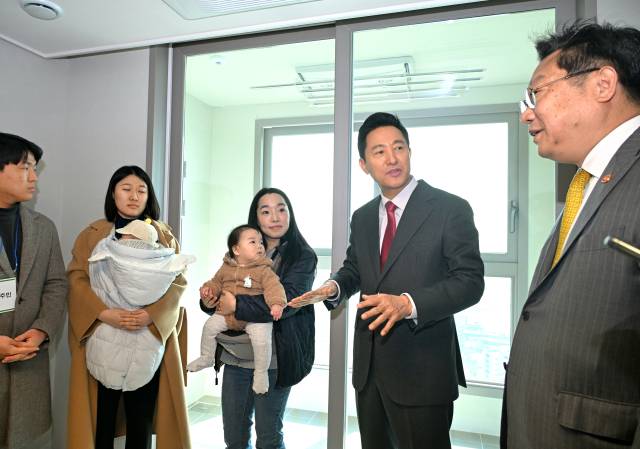 오세훈(왼쪽 네 번째부터) 서울시장과 주형환 대통령실 저출산고령사회위원회 부위원장이 31일 서울 광진구 자양동 롯데캐슬 이스트폴을 방문해 ‘미리내집’ 입주 예정인 신혼부부와 대화를 나누고 있다. 사진 제공=서울시