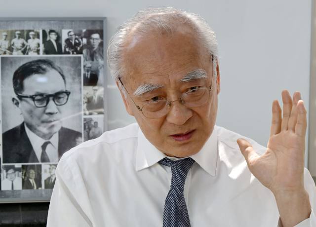 장호권 장준하기념사업회장이 31일 서울 여의도 장준하기념사업회 사무실에서 ‘사상계’ 재창간호 발간 과정을 설명하고 있다. 성형주 기자