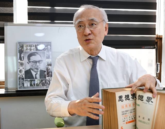 장호권 장준하기념사업회장이 31일 서울 여의도 장준하기념사업회 사무실에서 1970년 강제 폐간된 ‘사상계’의 역사를 설명하고 있다. 성형주 기자