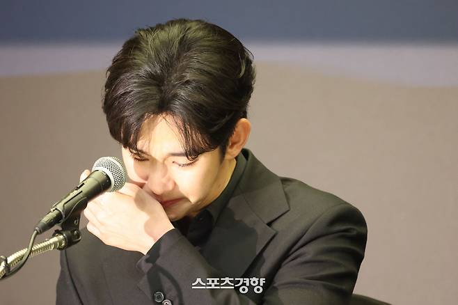 미성년자 교제 의혹을 받고 있는 배우 김수현이 31일 서울 마포구 스탠포드 호텔에서 고 김새론씨와 관계에 대한 입장을 밝히고 있다. 2025.03.31 한수빈 기자