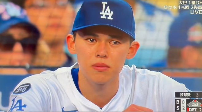 ▲ 30일(한국시간) 미국 로스앤젤레스 다저스타디움에서 열린 2025 메이저리그 디트로이트 타이거즈와 경기에 선발 등판한 사사키 로키는 1.2이닝 3피안타 4볼넷 2탈삼진 2실점으로 강판됐다. 더그아웃에서 얼굴에 눈이 떨어지는 모습이 중계화면에 포착됐다.