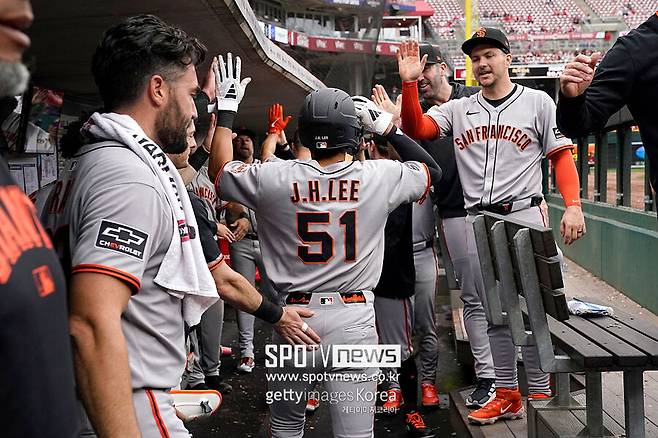 ▲ 샌프란시스코 자이언츠 한국인 메이저리거 이정후가 한국시간으로 31일 미국 오하이오주 신시내티에 위치한 그레이트 아메리칸 볼파크에서 열린 2025 메이저리그 신시내티 레즈와의 방문 경기에서 3번타자 중견수로 선발 출전해 덕아웃으로 들어와 동료들과 하이파이브를 나누고 있다.