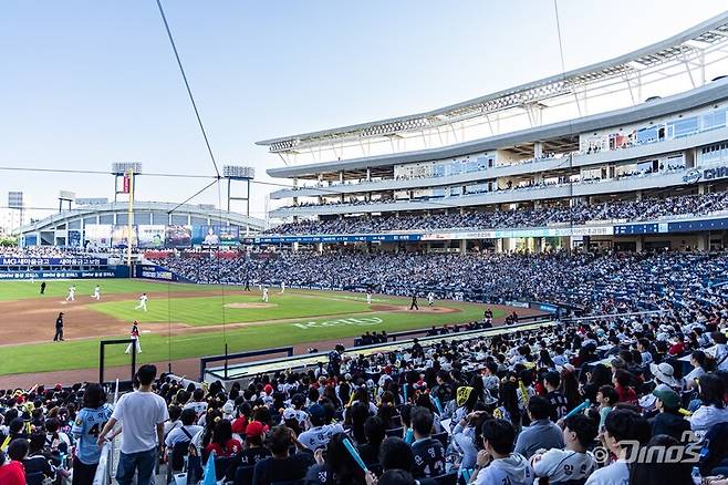 ▲ 관중으로 가득찬 창원NC파크 전경. KBO는 다음달 1~3일 창원NC파크에서 열릴 예정이었던 NC 다이노스와 SSG 랜더스의 주중 3연전을 모두 연기하기로 결정했다. ⓒNC 다이노스