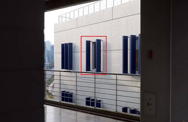 ▲ 해당&nbsp;구조물은 창문에 달려 있던 알루미늄 소재로, 길이 2.6m에 폭은 40㎝, 무게가 무려 60㎏에 이르는 구조물이다. ⓒ연합뉴스