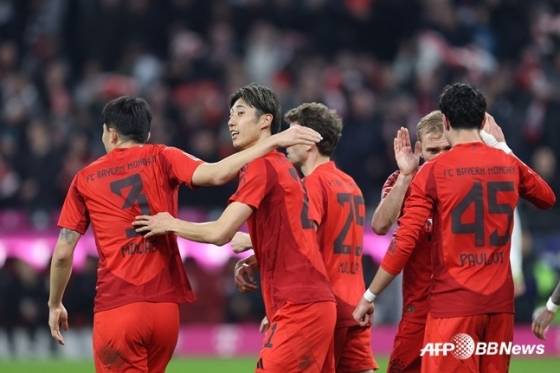 지난 24일(한국시간) 독일 뮌헨의 알리안츠 아레나에서 열린 바이에른 뮌헨 대 프랑크푸르트의 '2024~2025시즌 독일 분데스리가' 23라운드에서 김민재(왼쪽)가 골을 넣은 이토 히로키(가운데)를 축하해주고 있다. /AFPBBNews=뉴스1