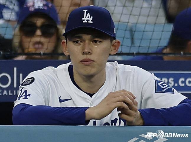 LA 다저스 사사키 로키가 30일 디트로이트 타이거스와 경기에서 조기 강판된 뒤 더그아웃에서 눈시울을 붉히며 경기를 지켜보고 있다. /AFPBBNews=뉴스1