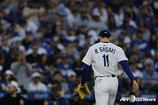 실망감에 고개를 떨구고 강판되는 사사키. /AFPBBNews=뉴스1