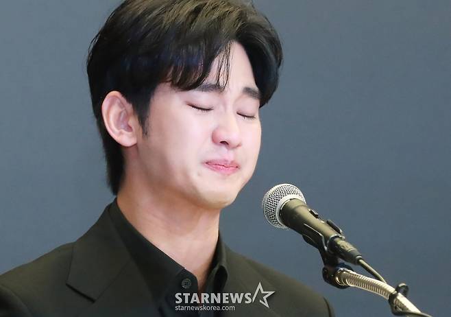 배우 김수현이 31일 오후 서울 마포구 상암동 스탠포드호텔에서 진행된 기자회견에서 최근 불거진 사생활 논란에 대해 밝히고 있다. /2025.03.31 /사진=이동훈 photoguy@