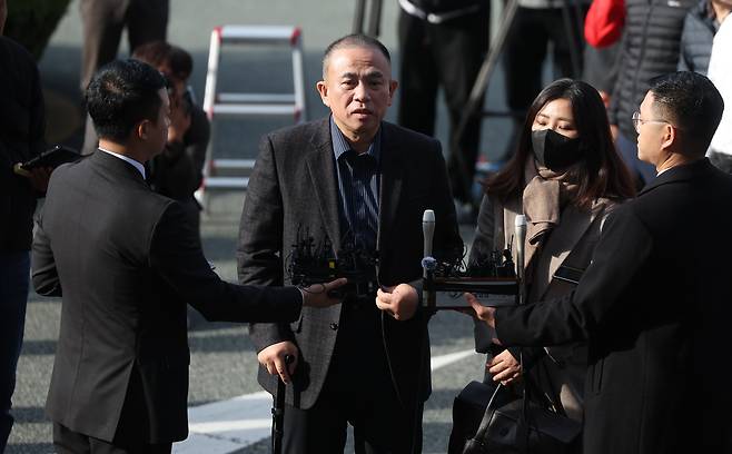 명태균씨가  지난해 11월 8일 오전 경남 창원시 성산구 창원지방검찰청에 출석하고 있다. 연합뉴스