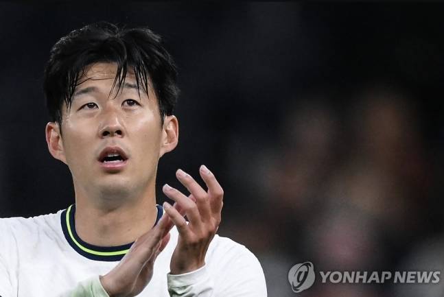 축구 콘텐츠 매체 '매드풋볼'이 지난 30일 발표한 잉글리시 프리미어리그 21세기 레전드 랭킹 24위 안에 손흥민이 포함됐다. 손흥민은 이 명단에서 23위에 올랐다. 이는 손흥민이 21세기 프리미어리그를 대표하는 유일한 토트넘 홋스퍼 현역 선수가 됐다. 토트넘의 명예를 지킨 유일한 인물이라는 점에서 의미가 크다. 8위에 해리 케인이 올라있지만 그는 현재 독일 분데스리가 바이에른 뮌헨에서 뛰고 있기 때문에 현재 토트넘 선수는 손흥민이 유일하다. 연합뉴스