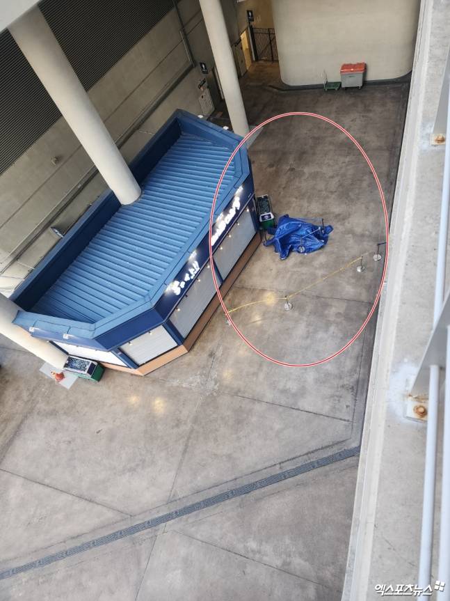 NC와 LG는 29일 창원 NC파크에서 '2025 신한 SOL Bank KBO 리그' 정규시즌 2차전을 치렀다. 이날 오후 5시 20분경 경기장 내 구조물이 추락해 관중 3명을 다치게 했고, 30일 경기가 시설문 안전점검 사유로 취소됐다. 창원, 박정현 기자