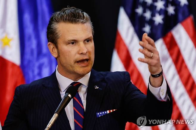 필리핀에서 기자회견 하는 피트 헤그세스 미국 국방부 장관 [EPA 연합뉴스 자료사진. 재판매 및 DB 금지]