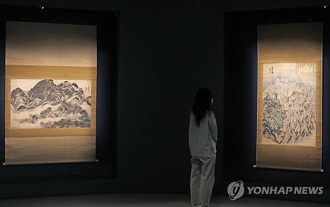 '인왕제색도'와 '금강전도'를 한눈에 (용인=연합뉴스) 홍기원 기자 = 31일 경기도 용인시 호암미술관에서 열린 특별전 '겸재 정선' 기자간담회에서 참석자들이 '인왕제색도'(왼쪽)와 '금강전도'를 살펴보고 있다.
    국보 '금강전도'와 '인왕제색도' 등 조선을 대표하는 화가 겸재 정선(1676~1759)의 대표작을 한자리에 모은 대규모 전시 '겸재 정선'은 다음 달 2일 호암미술관에서 개막한다. 2025.3.31 xanadu@yna.co.kr
