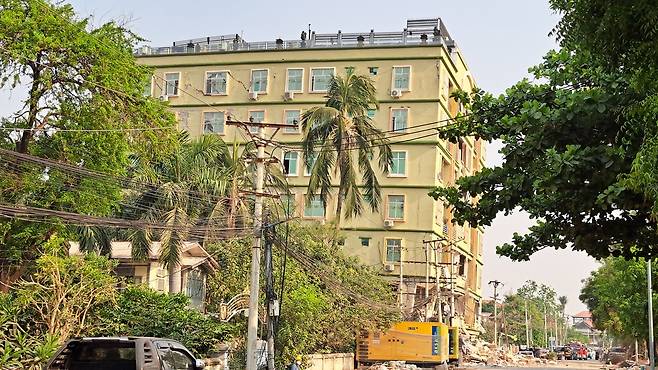 11층 아파트가 6층으로 (만달레이=연합뉴스) 박의래 특파원 = 31일 미얀마 만달레이에 무너져 내린 스카이 빌라. 11층 건물이 주저앉으면서 6층만 남았고 90여명이 매몰된 것으로 파악되고 있다. 025.3.31 laecorp@yna.co.kr