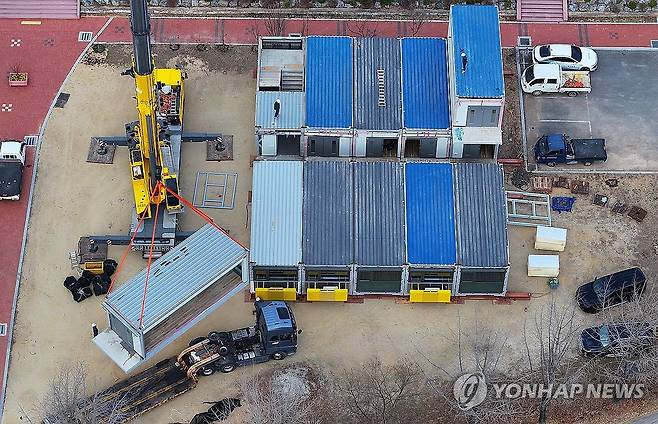 산불 이재민 긴급주거시설 '모듈러주택' 설치 (안동=연합뉴스) 윤관식 기자 = 31일 경북 안동시 일직면 권정생어린이문학관 앞에 산불 이재민 긴급주거시설로 모듈러주택이 설치되고 있다. 2025.3.31 psik@yna.co.kr