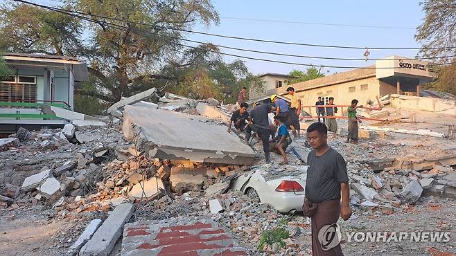 강진으로 초토화된 만달레이 인근 짜우세 시 (짜우세[미얀마]=연합뉴스) 박의래 특파원 = 미얀마에서 28일(현지시간) 7.7 규모 강진이 발생했다. 사진은 큰 피해를 본 만달레이시 인근 짜우세시 30일 모습. 2025.3.30 laecorp@yna.co.kr