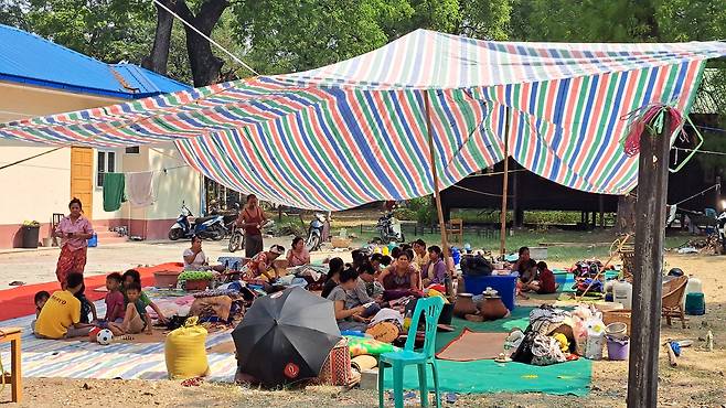 텐트에서 생활하는 이재민들 (만달레이=연합뉴스) 박의래 특파원 = 31일 미얀마 만달레이에 있는 한 관공서 공터에 주민들이 모여 천막을 치고 생활하고 있다. 2025.3.31. laecorp@yna.co.kr