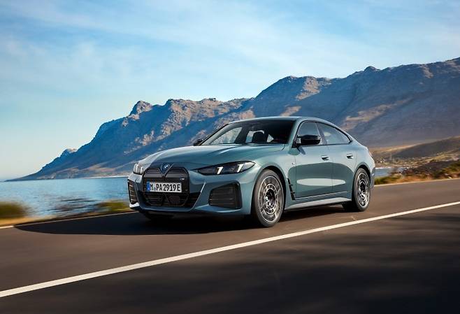 BMW 신형 i4가 2025 서울모빌리티쇼에서 최초 공개된다. 신형 i4는 기존 모델 대비 강렬한 인상으로 관람객들의 시선을 끌것으로 보인다. 사진=BMW코리아