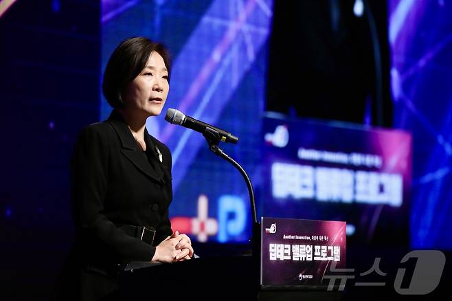 오영주 중소벤처기업부 장관이 지난달 12일 서울 서초구 JW메리어트호텔에서 열린 '딥테크 밸류업 프로그램 공동 밋업데이'에서 인사말을 하고 있다. (중소벤처기업부 제공. 재판매 및 DB금지) 2025.3.12/뉴스1