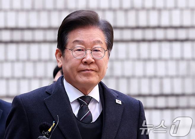 이재명 더불어민주당 대표가 1일 서울 서초구 중앙지법에서 열린 대장동 배임 및 성남FC 뇌물 의혹 1심 속행 공판에 출석하고 있다. 2025.4.1/뉴스1 ⓒ News1 박지혜 기자