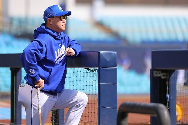 삼성 박진만 감독이 23일 대구삼성라이온즈파크에서 열린 2025 KBO리그 키움과 개막 2차전 경기에 앞서 선수단 훈련을 지켜보고 있다. 사진 | 삼성 라이온즈