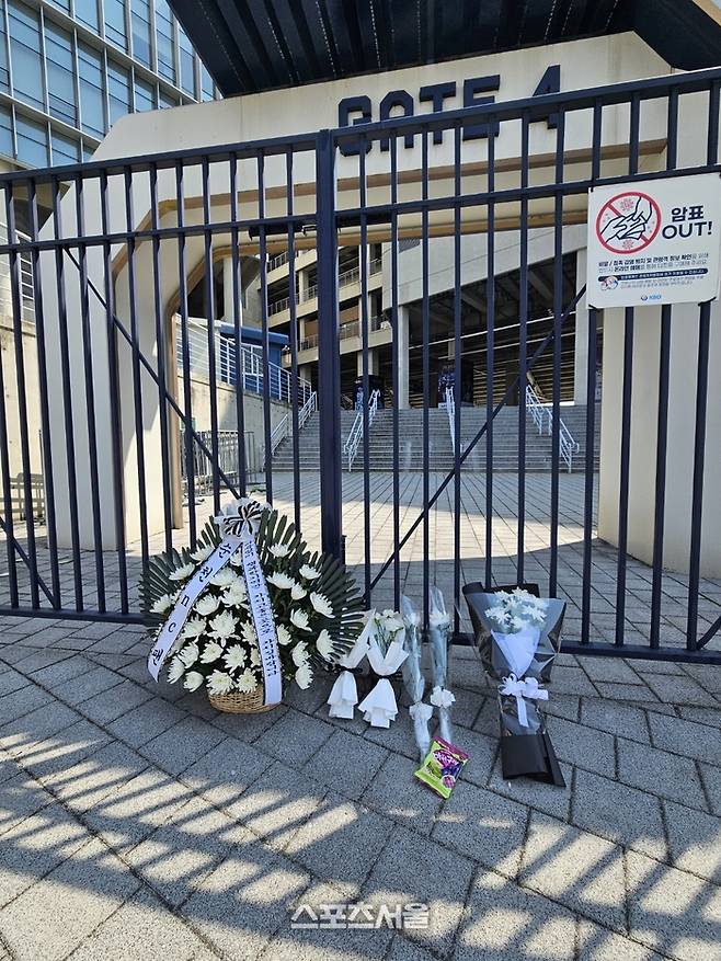 1일 창원NC파크 3루쪽 출입구에 사망자를 추모하는 조화가 놓였다. 창원 | 김동영 기자 raining99@sportsseoul.com