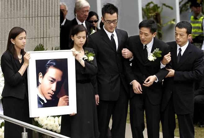 2003년 4월 8일 장국영의 장례식. 오른쪽 둘째는 동성 연인으로 알려진 탕탕(당항덕). AP=연합뉴스.