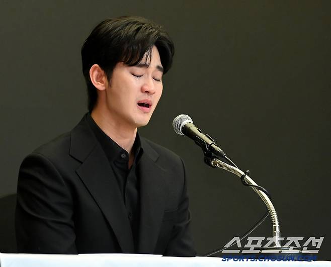 배우 김수현이 31일 서울 상암동 스탠포드호텔에서 기자회견을 갖고 사생활 논란에 대한 입장을 밝혔다. 입장을 밝히는 김수현의 모습. 허상욱 기자wook@sportschosun.com/2025.03.31/