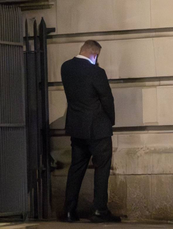 만취한 채 노상방뇨하는 웨인 루니. 영국매체 더선 기사캡쳐