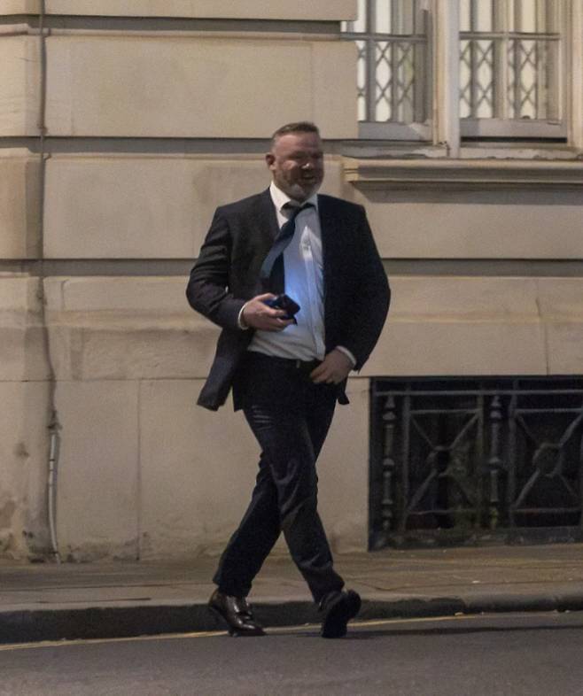 만취한 채 노상방뇨하는 웨인 루니. 영국매체 더선 기사캡쳐