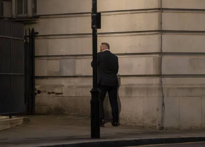 만취한 채 노상방뇨하는 웨인 루니. 영국매체 더선 기사캡쳐