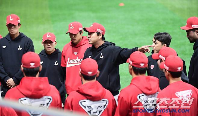 30일 고척스카이돔에서 열리는 KBO리그 키움과 SSG의 경기. 훈련을 앞두고 선수단 미팅을 갖고 있는 캡틴 김광현. 고척=송정헌 기자songs@sportschosun.com/2025.03.30/