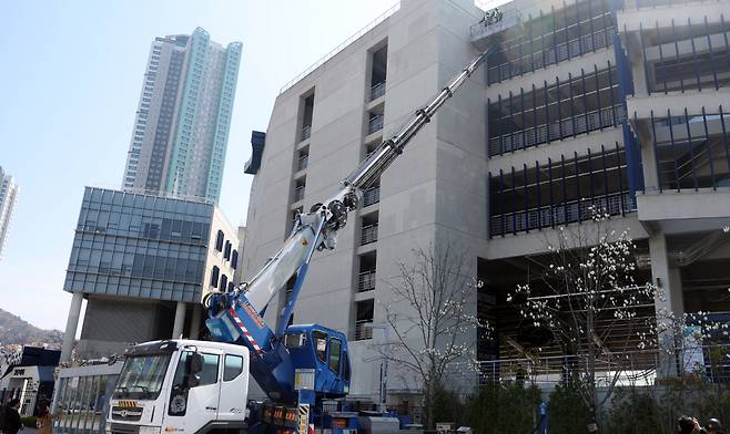 1일 경남 창원시 마산회원구 창원NC파크에서 외부 안전 점검 업체가 긴급 점검을 하고 있다. 최근 창원NC파크에서는 NC다이노스와 LG트윈스 경기 중 구조물이 추락해 야구팬이 숨지는 사고가 발생했다. 연합뉴스