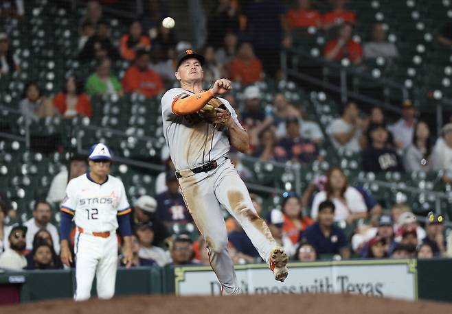 샌프란시스코 3루수 맷 채프머니 9회말 야이너 디아즈의 땅볼을 수비하고 있다. Imagn Images연합뉴스