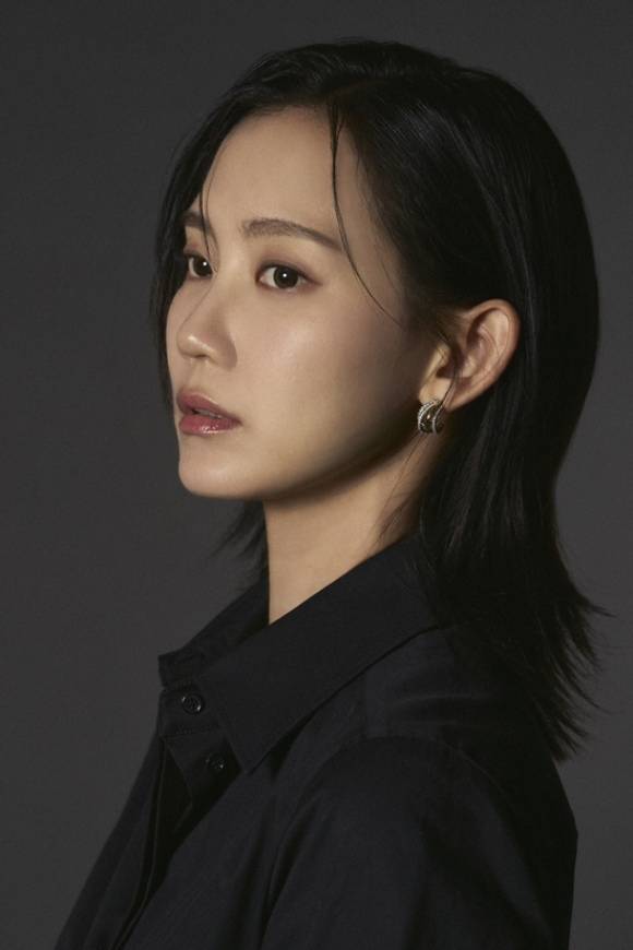 배우 신현빈이 <더펵트>와 만나 넷플릭스 오리지널 영화 '계시록' 관련 인터뷰를 진행했다. /넷플릭스