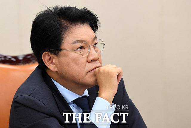 장제원 의원이 지난달 31일 서울 강동구 한 오피스텔에서 사망한 채 발견됐다. 사진은 2023년 8월 장 전 의원이 서울 여의도 국회에서 열린 과방위 전체회의에 참석해 무언가 생각하는 모습. /남용희 기자