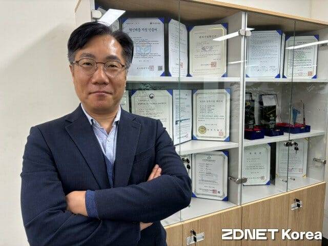 김신규 램파드 대표가 지난주 경기 수원시 사무실에서 지디넷코리아와 인터뷰한 뒤 각종 인증서 앞에서 사진 찍고 있다.(사진=유혜진 기자)