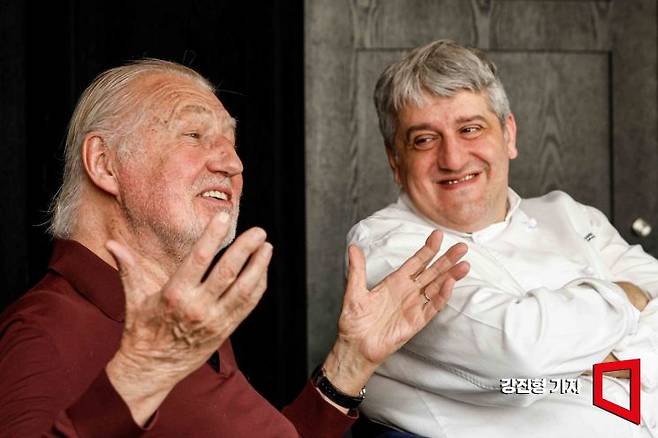 피에르 가니에르 셰프(왼쪽)와 프레데릭 에리에 피에르 가니에르 서울 총괄셰프(오른쪽)가 26일 서울 중구 롯데호텔 '피에르가니에르 서울'에서 인터뷰하고 있다. 강진형 기자